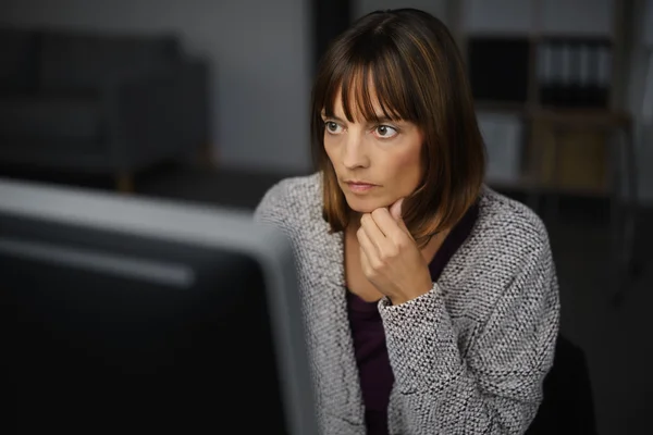 Бізнес жінка працює на її комп'ютері серйозно — стокове фото