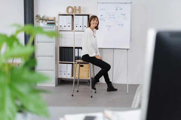 Mujer sentada junto a un póster de papel con diagrama —  Fotos de Stock