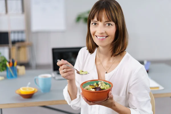 Office worker enjoying a healthy lunch — Stock Photo, Image