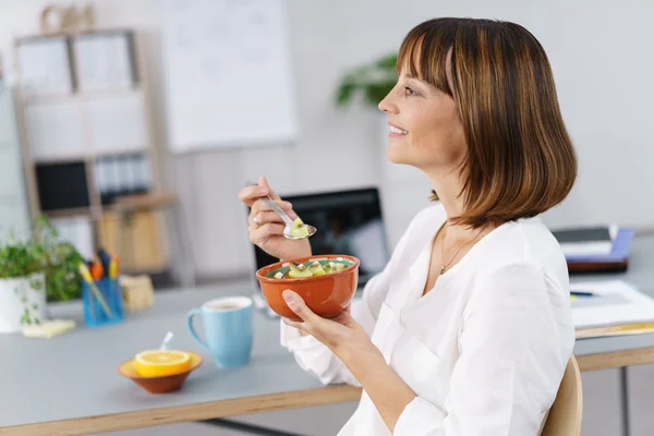 Happy Businesswoman Having a Meal in the Office — Stock Photo, Image