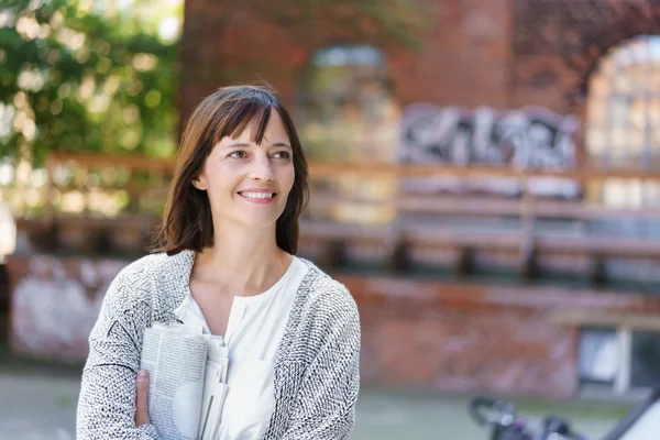 Frau mit Zeitung — Stockfoto