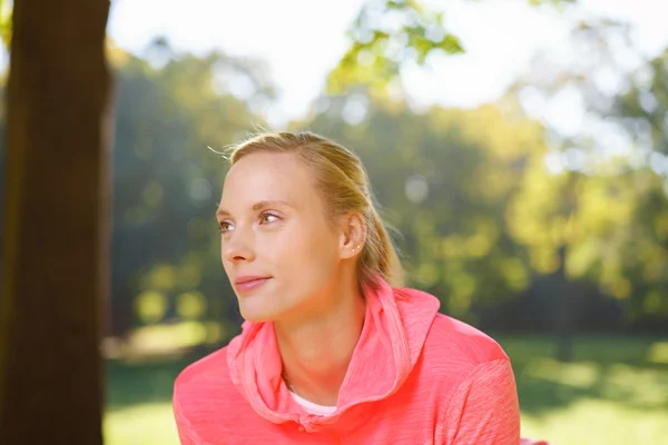 Nachdenkliche Frau am Morgen in einem ruhigen Park — Stockfoto