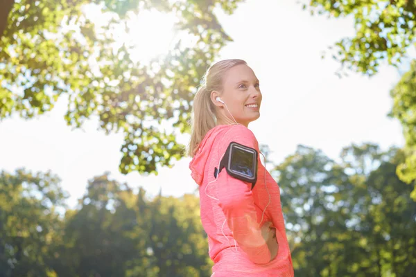 Mujer bonita descansando después de un ejercicio al aire libre — Foto de Stock