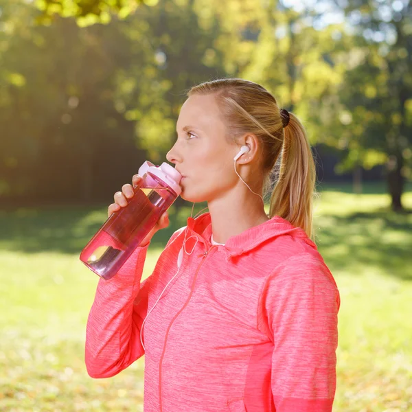 Woman Drinking Water After an Outdoor Exercise — Stock Photo, Image