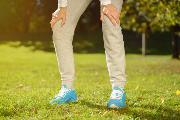 Unterkörperschuss einer Frau, die sich nach dem Sport ausruht — Stockfoto