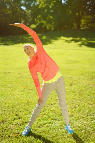 Gesunde Frau beim Body Stretching im Park — Stockfoto