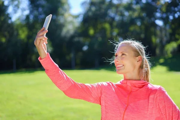 Glückliche junge Frau macht ein Selfie — Stockfoto