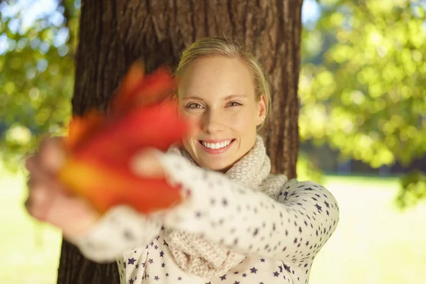 Attractive Young Woman Holding Autumn Leaf — Stock Photo, Image