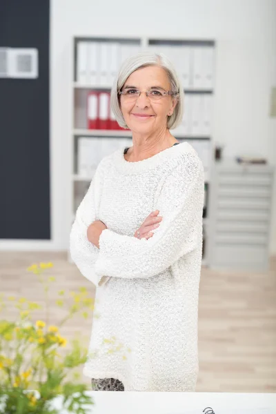 Senior Office Woman with Arms Crossing Over Chest — Stockfoto