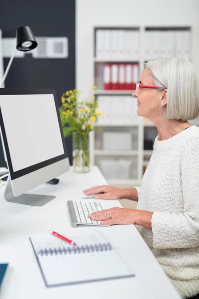 Femme d'affaires senior travaillant sur son ordinateur — Photo