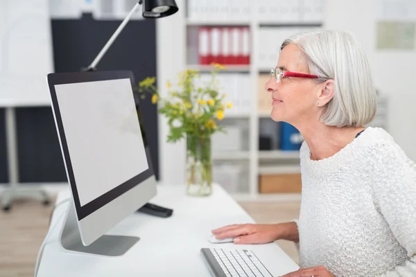 Happy Senior Office Mulher trabalhando no computador — Fotografia de Stock