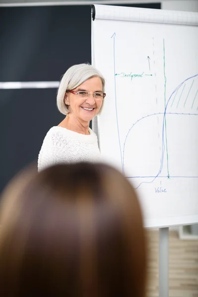 Líder de equipo superior feliz explicando a sus colegas —  Fotos de Stock