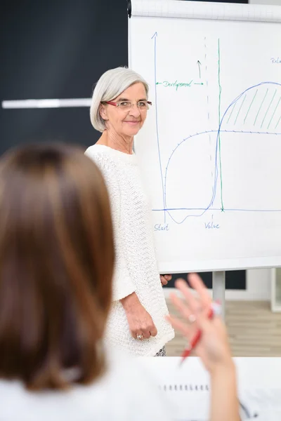 Senior Manager hört Kollege bei einem Meeting zu — Stockfoto