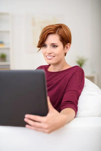 Mulher bonita trabalhando no laptop no sofá — Fotografia de Stock