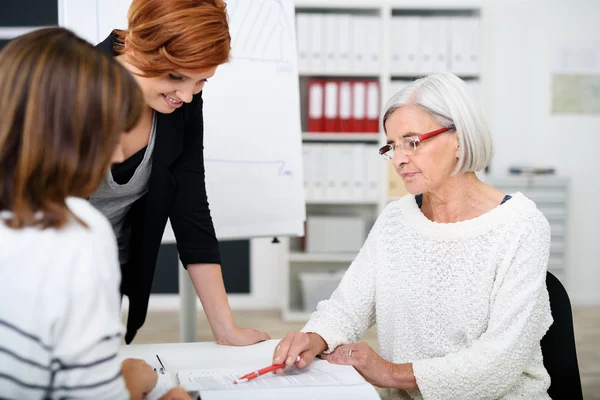 Donne d'affari Guardare insieme il documento — Foto Stock