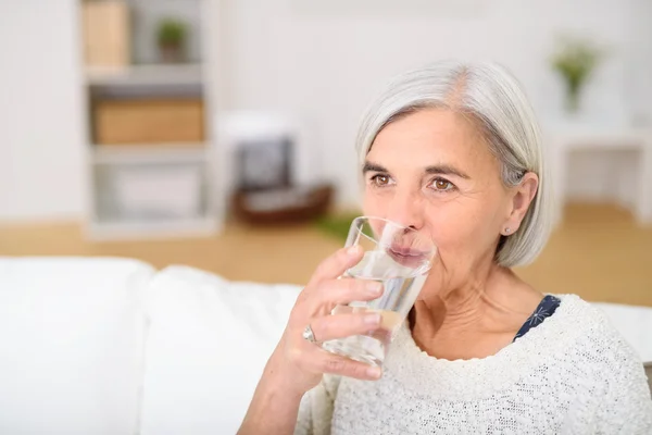 Mellersta åldern kvinna dricka ett glas vatten — Stockfoto