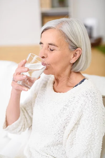 Dorst Senior vrouw drinken van een glas Water — Stockfoto