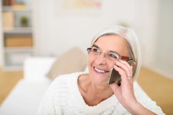 Szczęśliwy średniej wieku kobieta mówi jej telefon — Zdjęcie stockowe