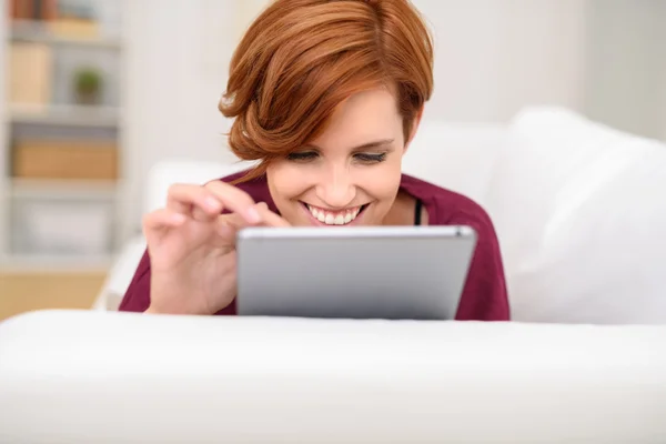 Hübsche Frau surft auf einem Tablet — Stockfoto