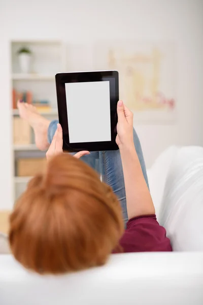 Mujer pelirroja usando una tableta en casa — Foto de Stock