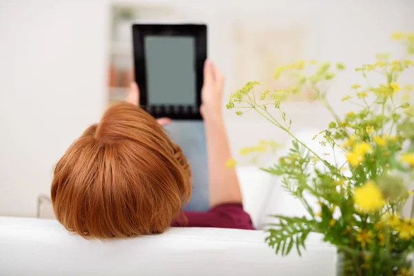 Mujer con Tablet Descansando en el Sofá — Foto de Stock