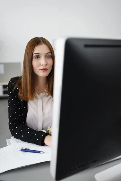 Geschäftsfrau auf Computerbildschirm fokussiert — Stockfoto