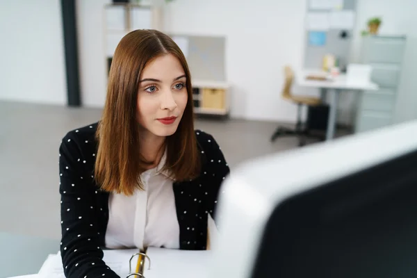 Creative woman working on computer — Stockfoto