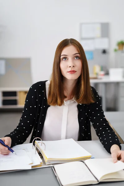 Pengusaha wanita bijaksana di tempat kerja — Stok Foto