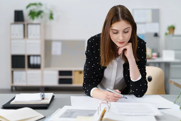 Mujer de oficina trabajando en papeles en su escritorio —  Fotos de Stock