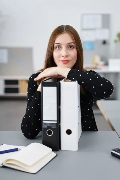 Oficina mujer sosteniendo carpetas de archivos en su mesa — Foto de Stock