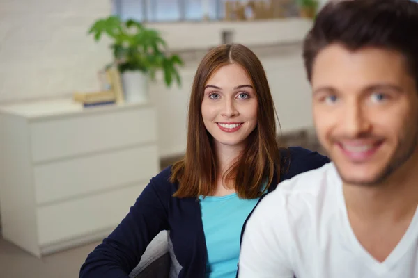 Imprenditrice dietro il suo partner, Sorride alla macchina fotografica — Foto Stock