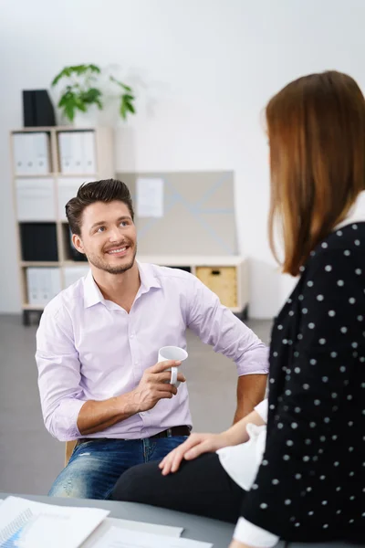 Verksamhet team talar samtidigt ha en kopp kaffe — Stockfoto