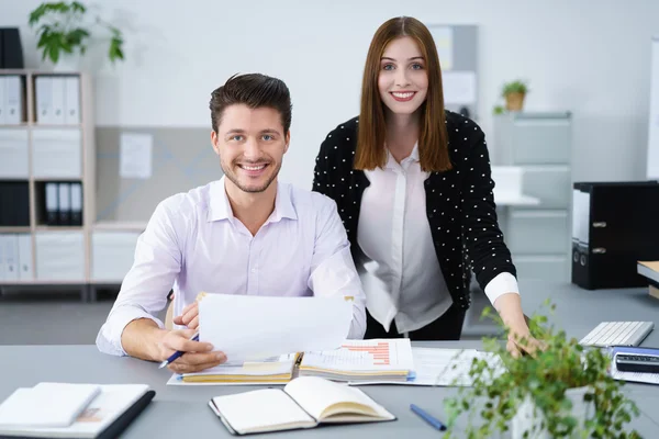 Zwei junge Manager im Büro — Stockfoto