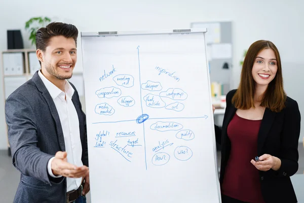 Twee zakenmensen permanent naast het whiteboard — Stockfoto