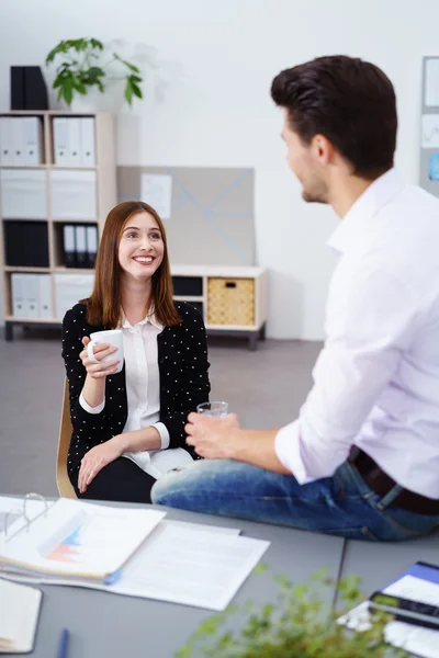 Dois empresários relaxados conversando enquanto toma uma xícara de café — Fotografia de Stock