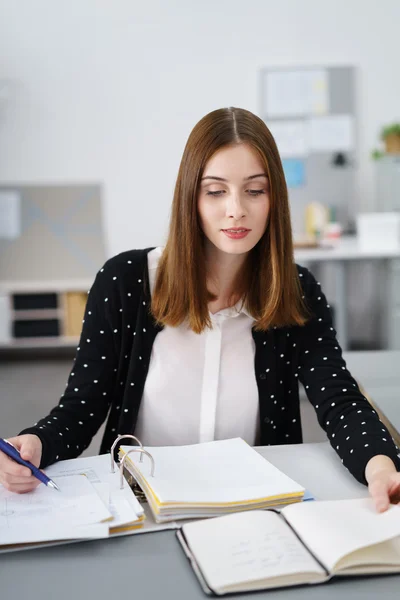 Zakenvrouw werken aan de documenten — Stockfoto