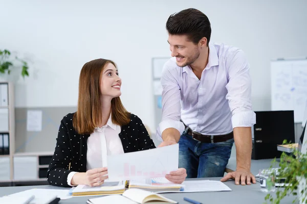 Zakenman iets uit te leggen aan zijn collega — Stockfoto