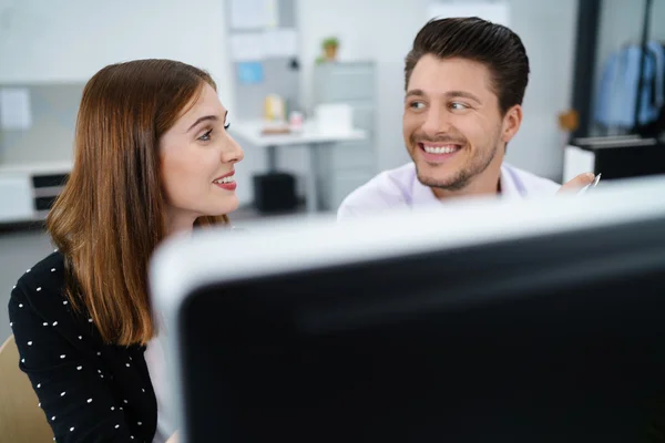 Zwei glückliche Geschäftsleute im Gespräch im Büro — Stockfoto