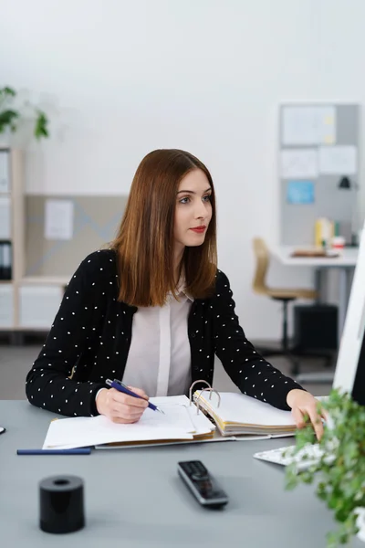 Zakenvrouw maken van aantekeningen — Stockfoto