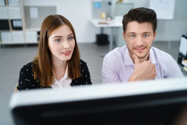 Två kreativa företagare tittar på en dator — Stockfoto