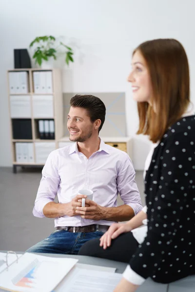 Deux jeunes gens d'affaires parlant — Photo