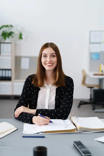 Успешная молодая женщина, работающая в офисе — стоковое фото