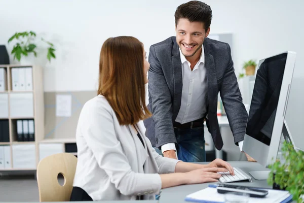 Giovane donna e uomo che parlano in ufficio — Foto Stock