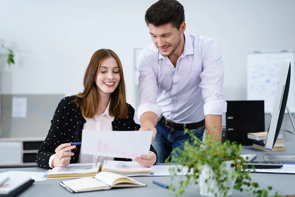 Geschäftsleute reden und schauen sich Dokumente an — Stockfoto