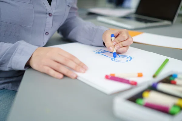 Artista femenina dibuja sobre un papel en la mesa — Foto de Stock