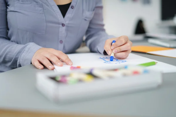 Dibuja algo sobre un libro blanco — Foto de Stock