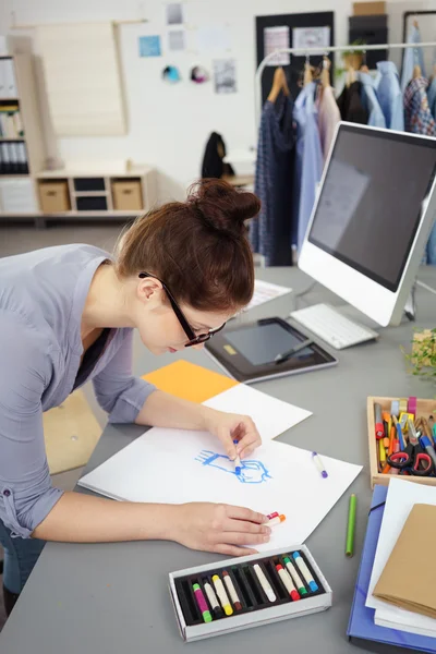 Diseñador de moda trabajando en un nuevo diseño — Foto de Stock