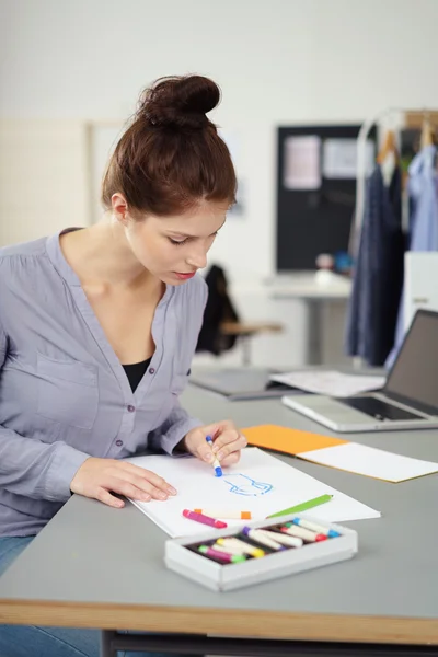 Donna che progetta capi di moda originali — Foto Stock