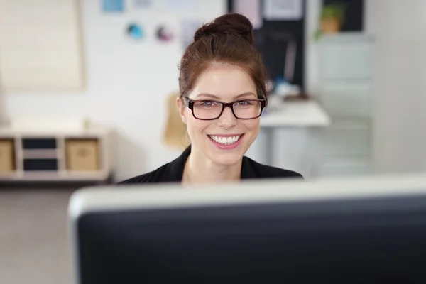 Donna d'affari con gli occhiali sorridente — Foto Stock