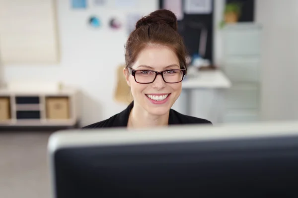 Femme d'affaires avec des lunettes souriant — Photo